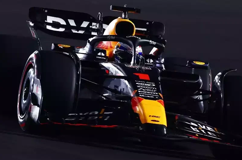 Max Verstappen clinches the three-time championship in the Qatar sprint; Checo Pérez scores no points.