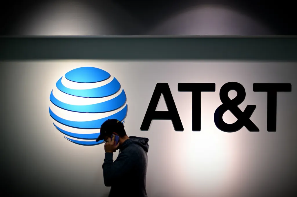 Hackers steal call logs and text messages from AT&T